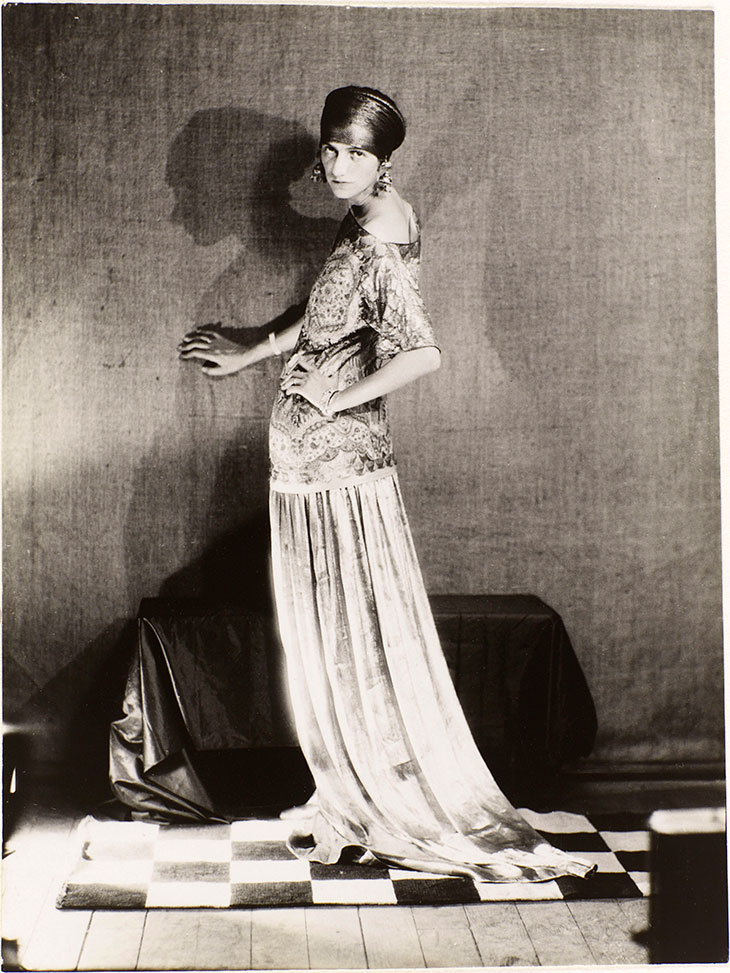 Peggy Guggenheim dans un robe de Poiret (1924), Man Ray.