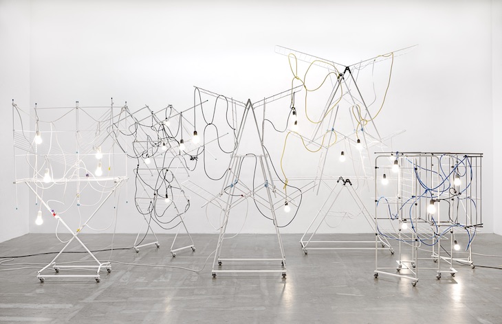 Non-Indépliables, nues (2010/20), Haegue Yang. 