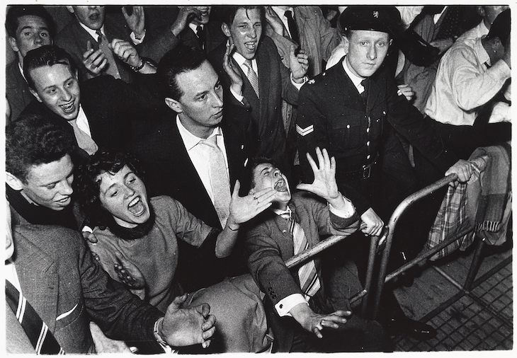 Attendees and policeman at a concert of the Lionel Hampton Big Band in the Houtrusthallen in The Hague (1956), Ed van der Elsken. 