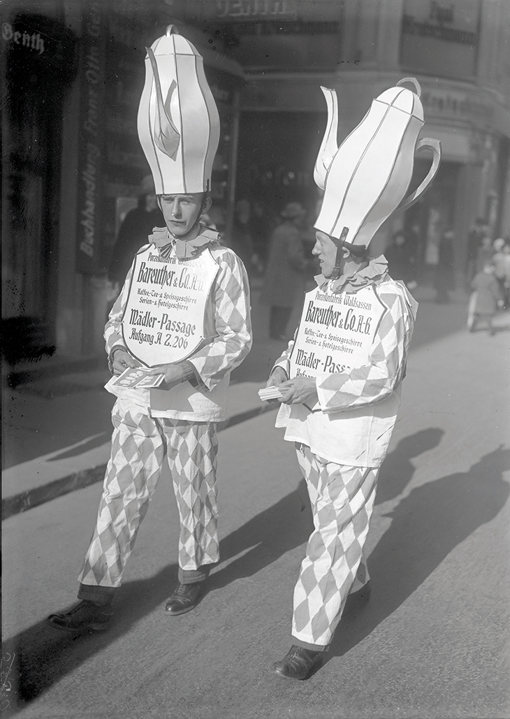Salesmen from the porcelain manufactory Bareuther & Co. at the Leipzig fair, 1920s