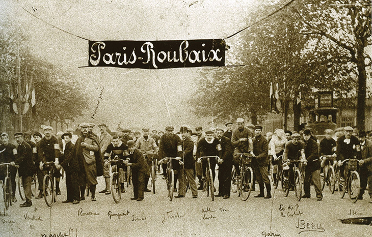 The starting line at Porte Maillot for the Paris-Roubaix race in 1897
