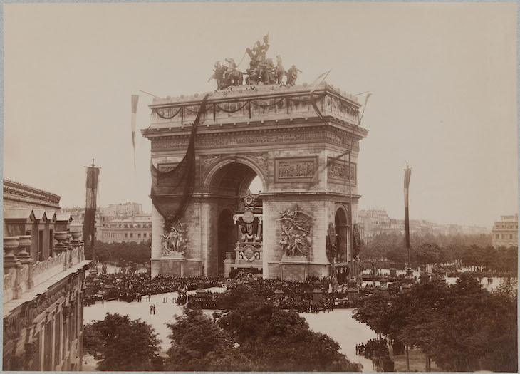 Officials gathering beneath the Arc de Triomphe at the funeral of Victor Hugo (1 June 1885), anonymous photographer.