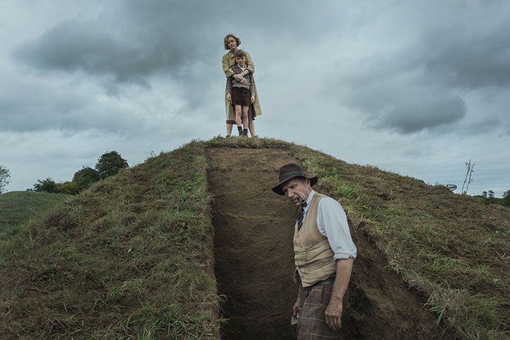 Carey Mulligan as Edith Pretty and Ralph Fiennes as Basil Brown in The Dig (dir. Simon Stone).