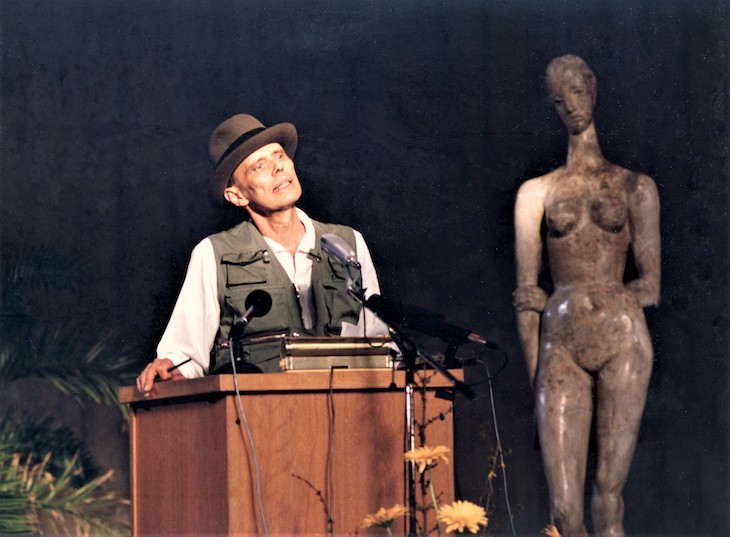 Joseph Beuys in 1986 accepting the Wilhelm Lehmbruck prize at the Lehmbruck Museum, Duigsburg.