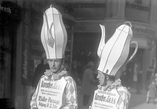 Salesmen from the porcelain manufactory Bareuther & Co. at the Leipzig fair, 1920s. Photo: Georg Pahl/Bundesarchiv, Bild 102–13204