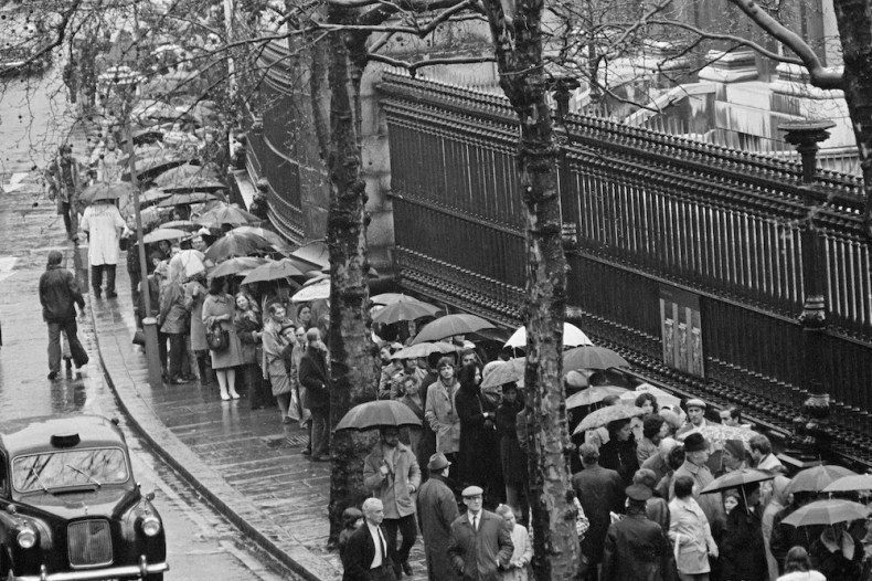 Queues for the 'Treasures of Tutankhamun' exhibition outside the British Museum in 1972.