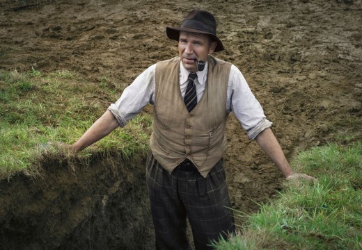 Ralph Fiennes as the archaeologist Basil Brown in 'The Dig' (2021). Photo: LARRY HORRICKS/NETFLIX © 2021