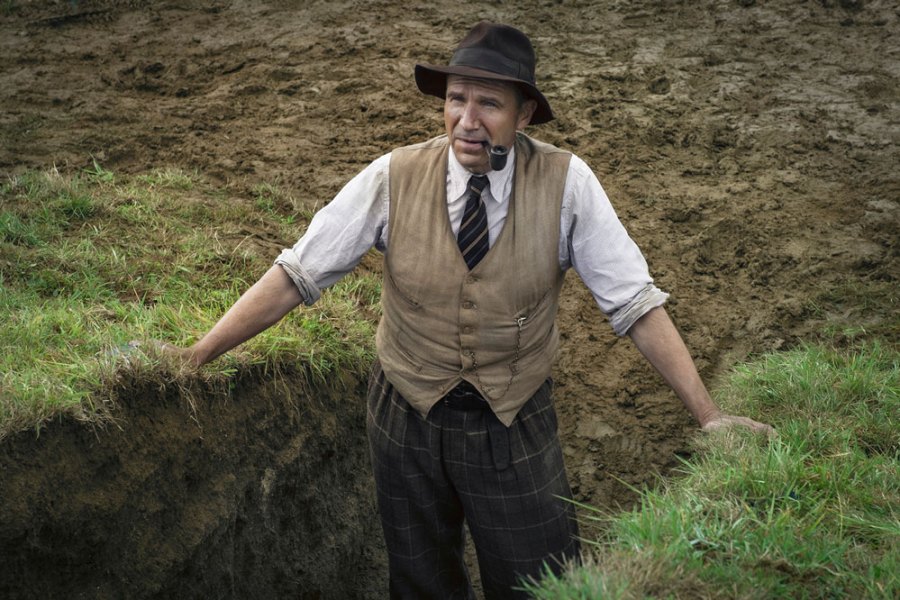 Ralph Fiennes as the archaeologist Basil Brown in 'The Dig' (2021). Photo: LARRY HORRICKS/NETFLIX © 2021