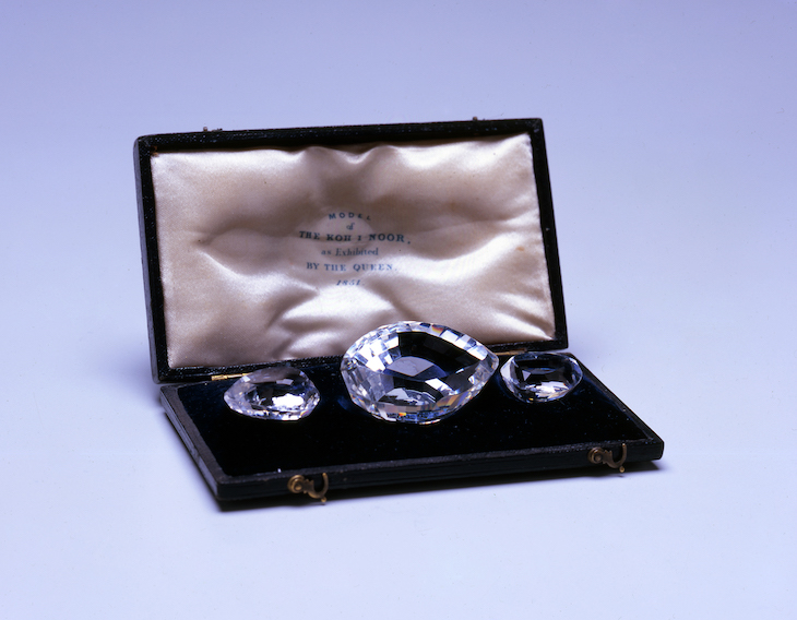 Model of the Koh-i-Noor Diamond and two other diamonds (1851), Apsley Pellatt IV, Falcon Glassworks. 