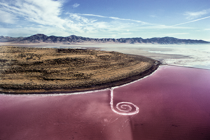 Spiral Jetty (1970), Robert Smithson, on the shore of Great Salt Lake in Utah (photographed by Nancy Holt). Dia Art Foundation.