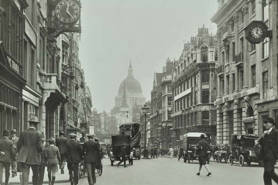 Fleet Street in 1925, with Chronicle House and the Barclays building – both set to be demolished – on the right