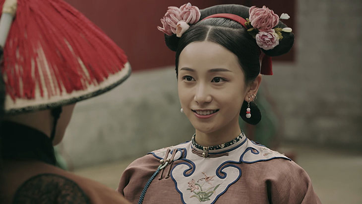 Still from Story of Yanxi Palace (2018), showing the wearing of silk velvet flowers (ronghua).