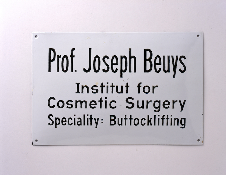 Buttocklifting (1974), Joseph Beuys.