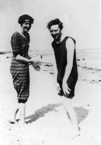 Virginia Woolf and Clive Bell on the beach at Studland in 1910