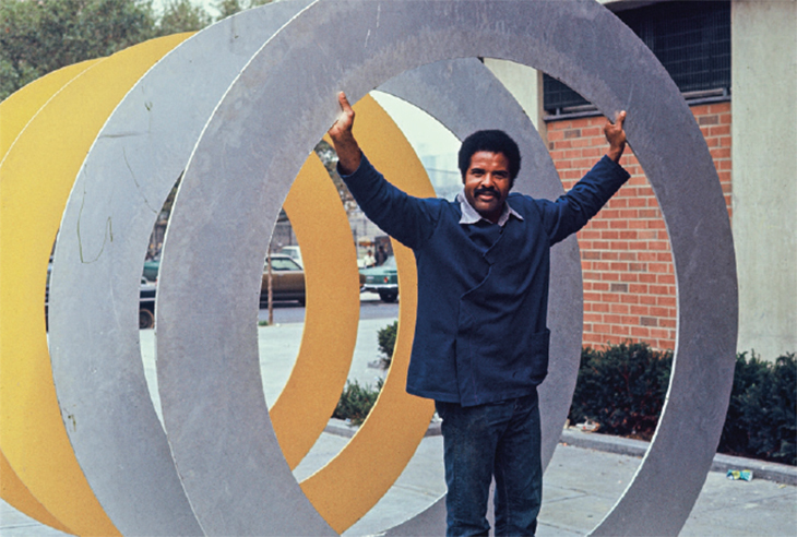 Melvin Edwards with his sculpture Double Circles (1970)