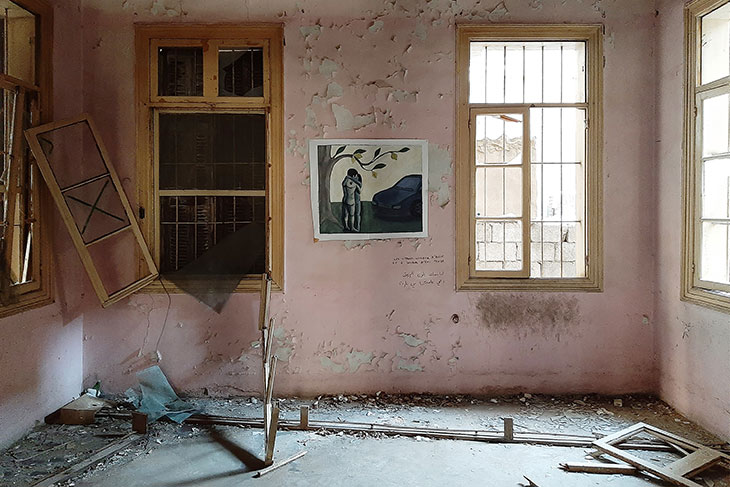 Exhibition of the ‘Bala Manyaké’ collective of students from the Académie libanaise des Beaux-Arts, in a destroyed house in Beirut, 2021.