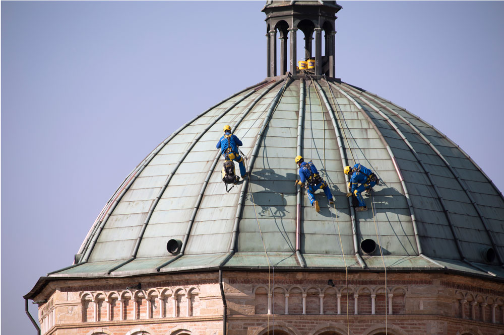 Acrobats on the roof of Duomo di Parma, 2021.