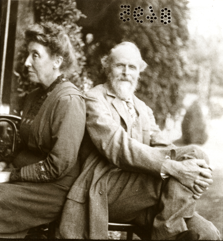 Evelyn de Morgan with her husband William (c. 1900)