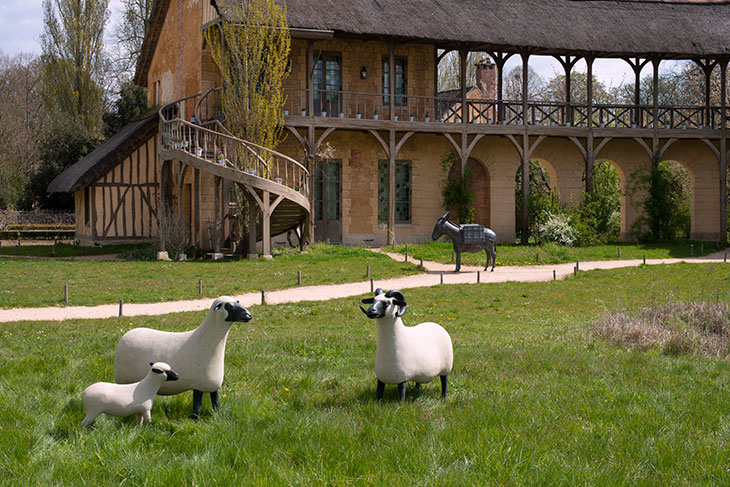 In the foreground, François-Xavier Lalannes’s Les nouveaux moutons, Bélier,Brebis et Agneau (1994–96); in the background, his Ane Bâté (1985)