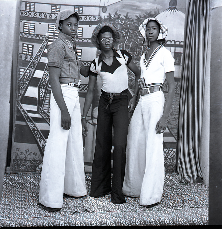 Les trois yéyés avec pattes d'éléphant (1977), Malick Sidibé.