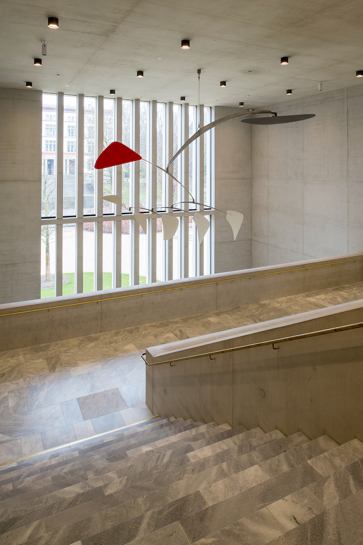 The central lobby, with Alexander Calder’s Cinq blancs, un rouge (1972). Photo: © Juliet Haller, City of Zurich Urban Planning Department; © 2021, ProLitteris, Zurich