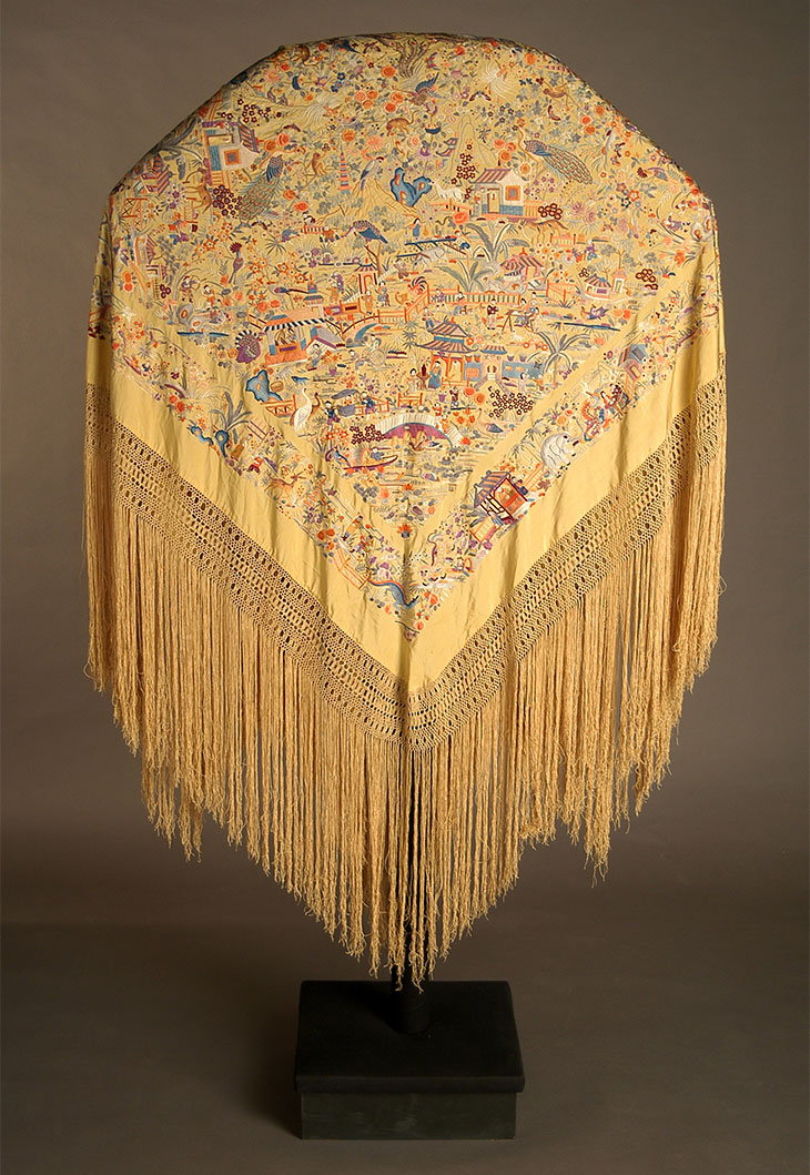 Embroidered Manila silk shawl (c. 1920). Museo del Traje, Madrid.