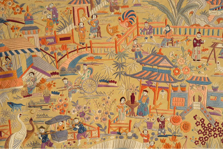 Embroidered Manila silk shawl (detail; c. 1920). Museo del Traje, Madrid. Photo: Lucía Ybarra Zubiaga; ©Museo del Traje. Centro de Investigación del Patrimonio Etnológico, Madrid, Spain