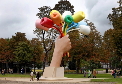 Jeff Koons’ ‘Bouquet of Tulips’ displayed next to the Grand Palais in Paris in 2019.