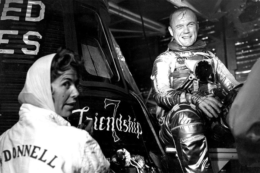 Cece Bibby (left) painting the name ‘Friendship 7’ on John Glenn’s Mercury spacecraft in 1962.