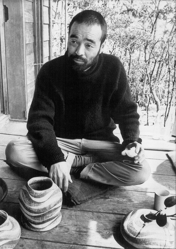 Kamoda at home in Mashiko in 1974. 