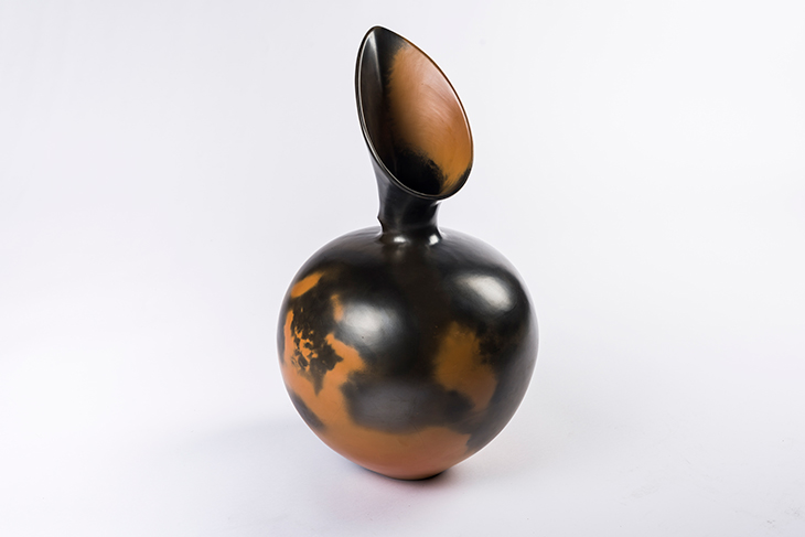 Burnished jar with top flared on one side, red and black (1984), Magdalene Odundo. 