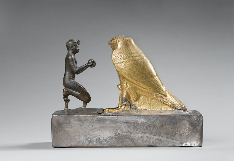 Taharka with the falcon Hemen. © Musée du Louvre, dist. RMN - Grand Palais/Christian Décamps