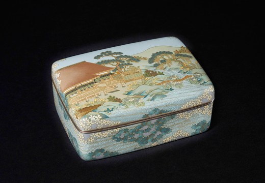 Covered box with scene from The Tale of Genji (c. 1895), Ota Jinnoeimon. Peabody Essex Museum, Salem. Photo: © 2022 John Bigelow Taylor