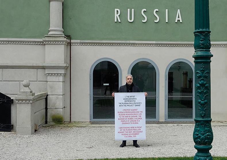 Russian artist Vadim Zakharov standing in protest in front of the Russian Pavilion during the 2022 Venice Biennale.