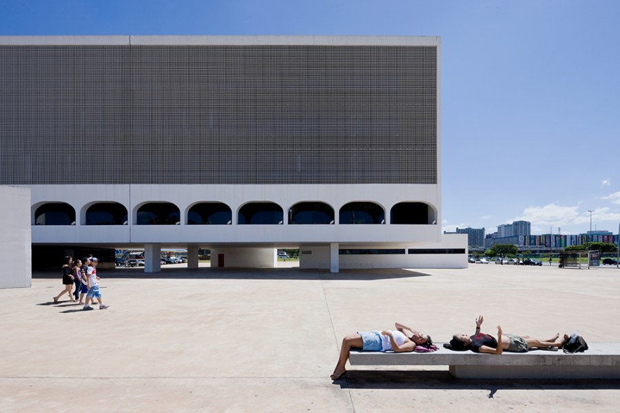 View of the National Library of Brasil in Brasília, designed by Oscar Niemeyer and photographed by Iwan Baan for his publication ‘Brasília – Chandigarh: Living with Modernity’ (Lars Müller, 2010).