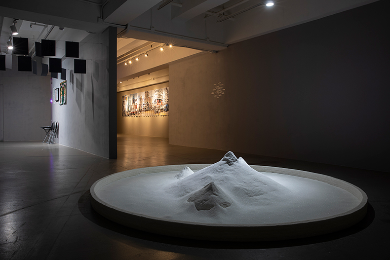 Installation view of ‘Minding the G(r)a(s)p’ (2022). Photo: Jeff Cheng Tsz Fung; courtesy of Para Site