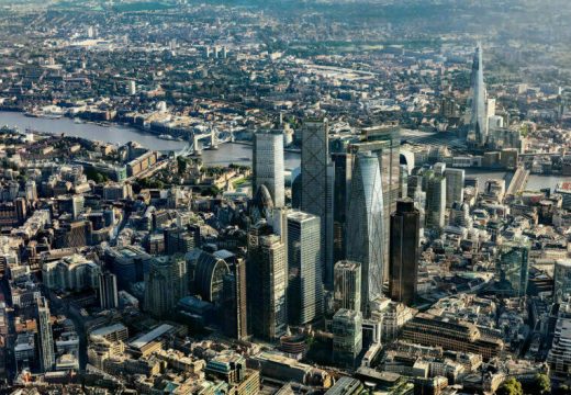 Render showing 55 Bishopsgate within the eastern cluster of the City of London.