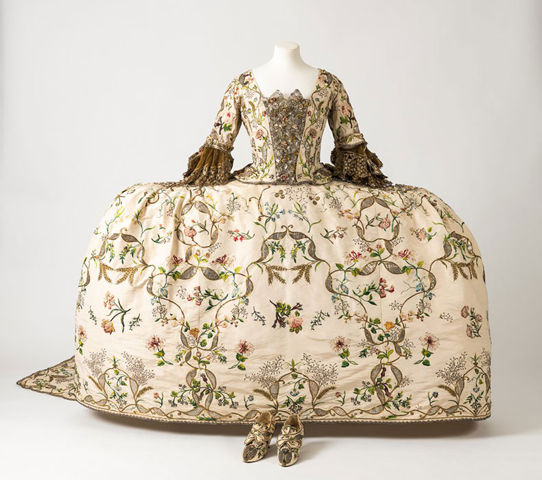 British court dress (c. 1740–60). Photo: © Fashion Museum Bath