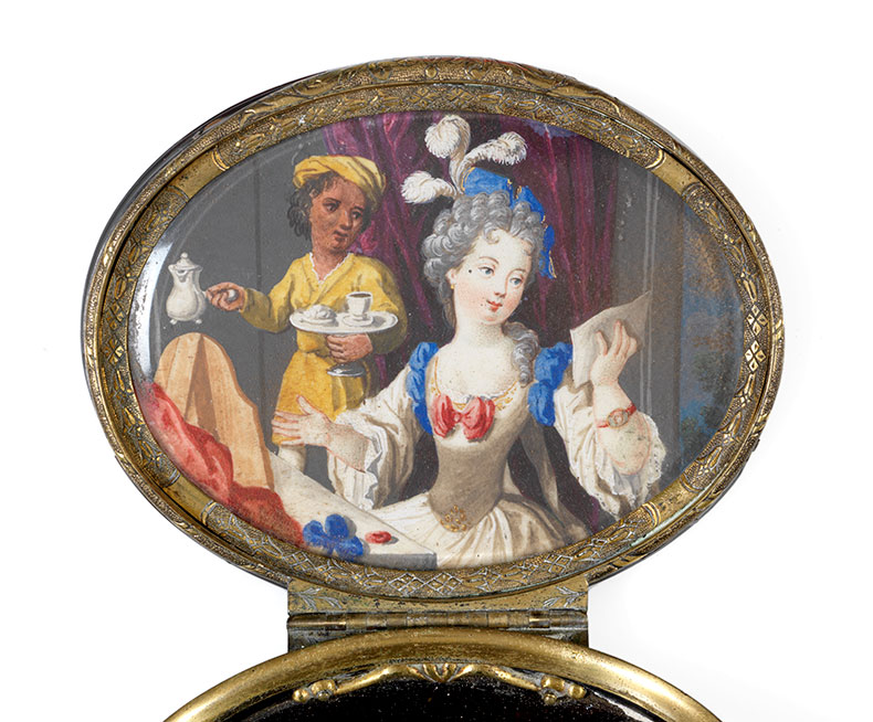 Snuffbox with gold piqué point work and interior vignette under glass (c. 1730–60). Photo: © The Fitzwilliam Museum, Cambridge